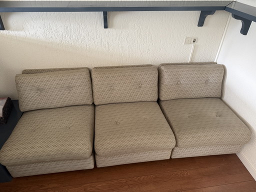 Divano Leolux composto da 3 parti separate. Necessita di qualche intervento di restauro.