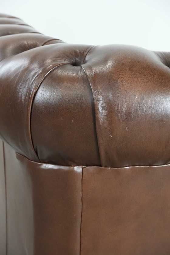 Image 1 of Impresionante sillón Chesterfield de piel de vaca marrón al estilo inglés, acabado con clavos decorativos.