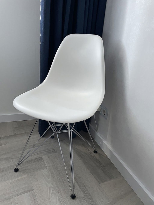 2x Vitra Eames dining chair