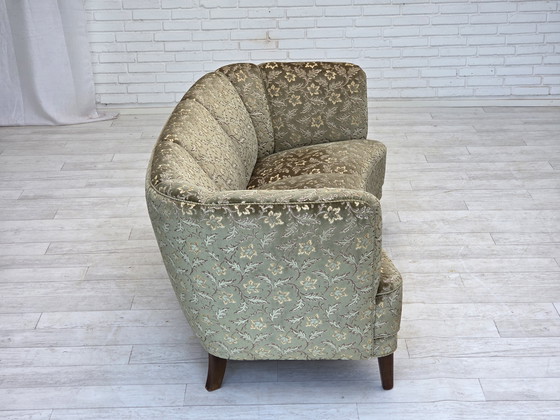Image 1 of Divano danese a 3 posti curvo degli anni '60, velluto verde da arredamento, gambe in legno di faggio.