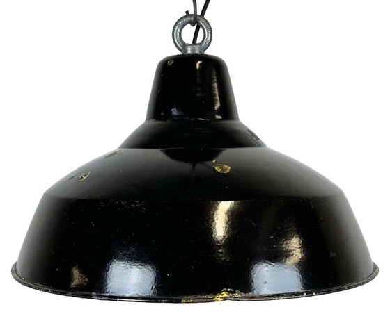 Image 1 of Industriële zwarte geëmailleerde fabriekslamp met ijzeren bovenkant, jaren 60