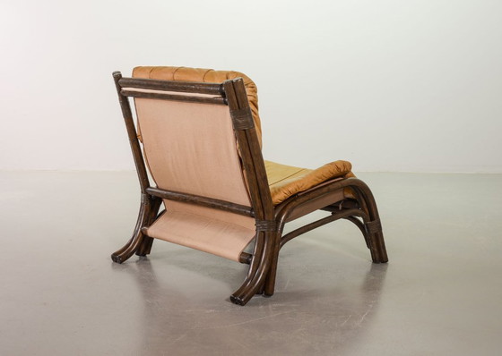 Image 1 of Poltrona lounge in bambù curvato, design brutalista di metà secolo, con rivestimento in pelle color caramello, anni '60.