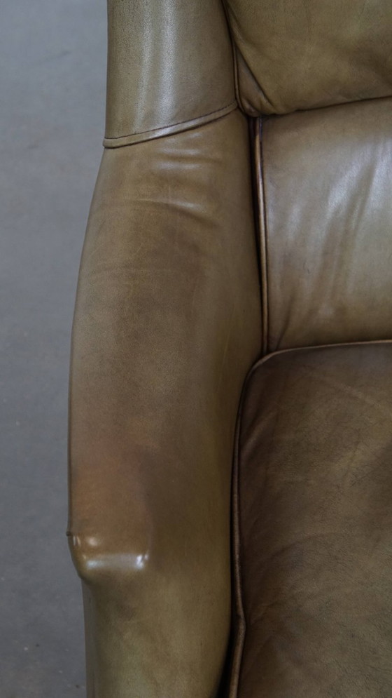 Image 1 of Poltrona in pelle di mucca verde oliva rifinita con chiodi decorativi