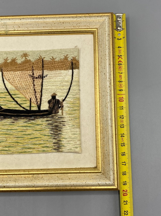 Ricamo di seta vietnamita – Pescatore con grande rete sul Mekong – c. – Dipinti e disegni, Silk (photo 7 of 8)