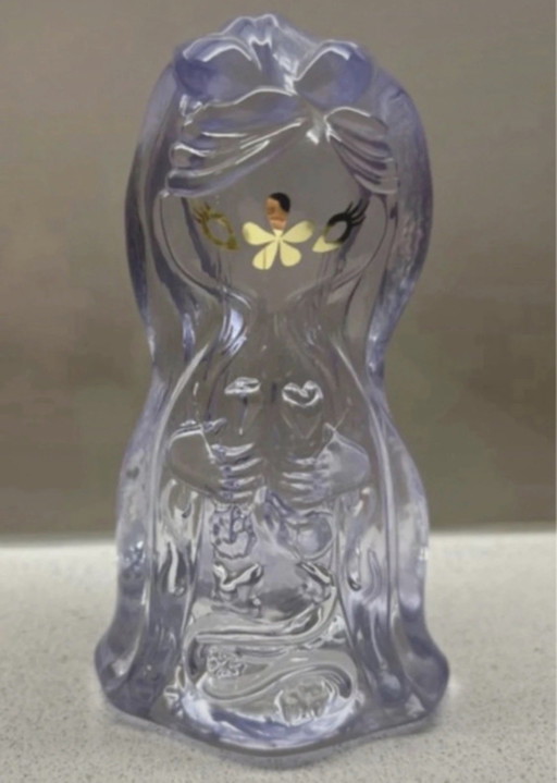 Evento artistico Ikea 2018, statuetta in vetro "Notturna" di Junko Mizuno.