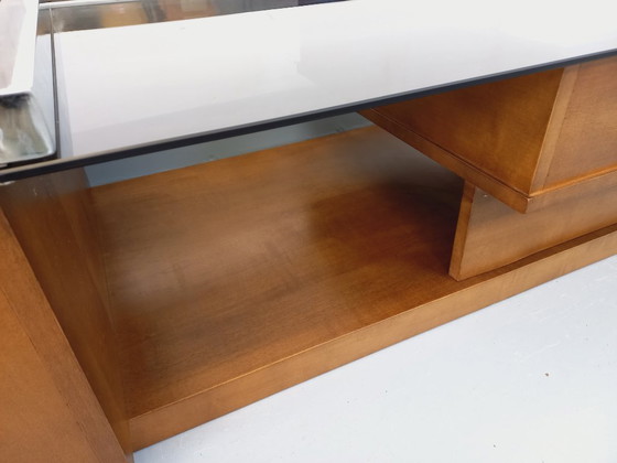 Image 1 of Vintage modernistische rechthoekige salontafel met houten nissen, chroom en rookglas uit de jaren 70.