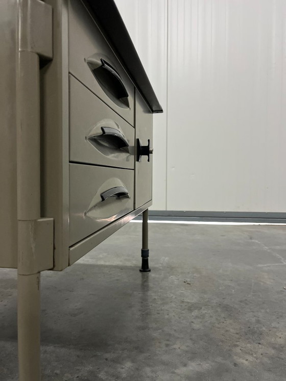 Image 1 of Credenza piccola Olivetti