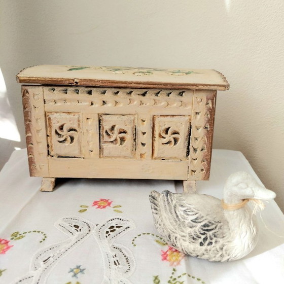 Image 1 of Scatola portagioie vintage in legno | Scatola per uccelli con decorazione a cinciallegra dipinta a mano