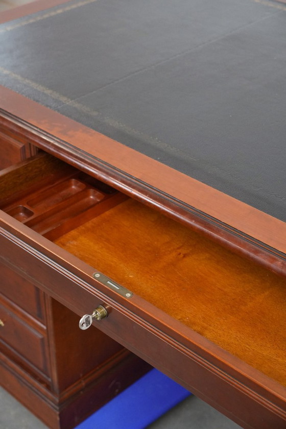 Image 1 of Klassischer Chesterfield-Schreibtisch/Partnerschreibtisch im englischen Stil mit schwarzer Lederplatte