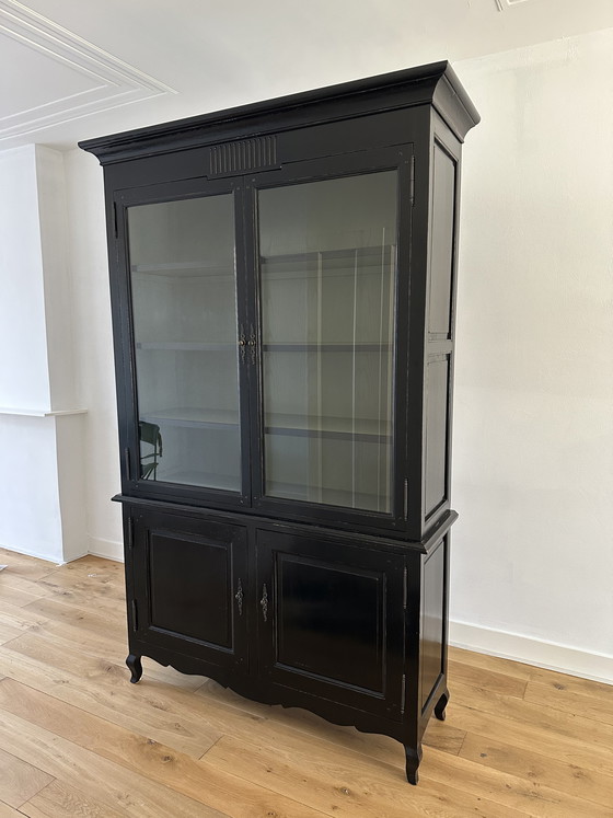 Image 1 of Zwarte vitrinekast met glazen deuren en opbergruimte 
