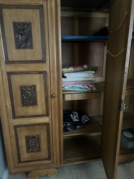 Image 1 of Armoire en bois art déco avec sculpture moulures fleurie 