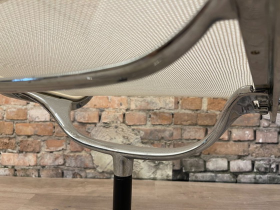 Vitra EA 107 – Wit Netweave Chroom | Charles & Ray Eames – Vergaderstoel, Textile, Aluminium (photo 13 of 17)