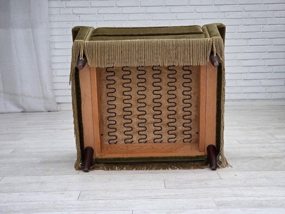 Image 1 of Dänischer Sessel aus den 1970er Jahren, originaler grüner Möbelveloursbezug, Beine aus Teakholz.