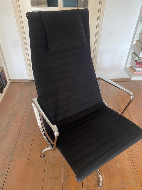 Image 1 of Sillón Vitra EA 124 con reposapiés EA 125 a juego.