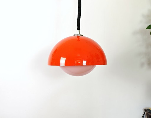 Orange-weiße Pendelleuchte