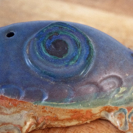 Image 1 of Tortue marine en céramique à motif océanique, signée au dos