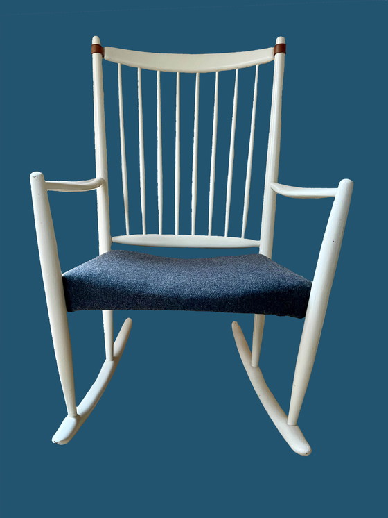 Image 1 of Sedia a dondolo scandinava: bianca con lana grigia