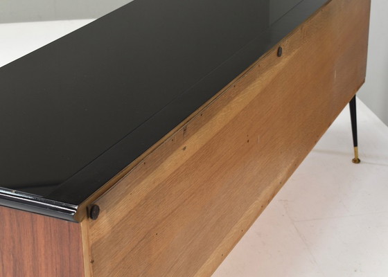 Image 1 of Credenza italiana attribuita a Vittorio Dassi in noce, vetro e ottone - anni '50