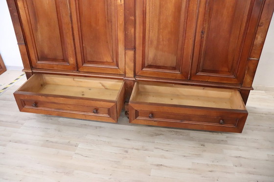 Image 1 of Grote antieke kledingkast van massief walnotenhout, Italië, midden 19e eeuw.