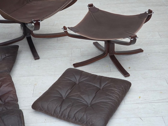 Image 1 of Jaren 70, Noors ontwerp van Sigurd Ressel, loungestoel met voetenbank, model "Falcon".