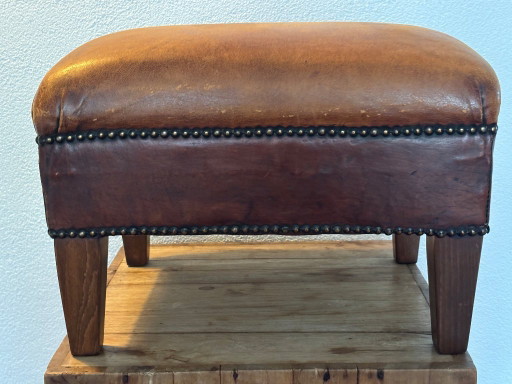 Hocker Bruin Schaapsleer met messing afwerking