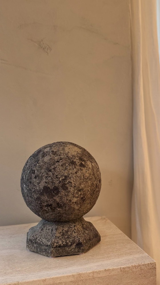 Image 1 of Puntale/palla/capolino per pilastro di cancello in pietra ricostituita, inizio XX secolo