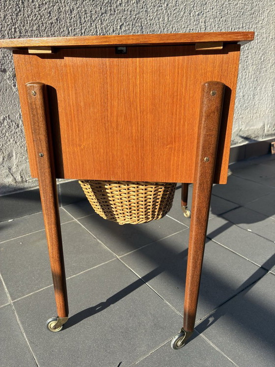 Tavolo da cucito danese in teak con cesto in vimini, anni '60, Tavolini, Legno, Marrone, 1960 (foto 7 di 7)