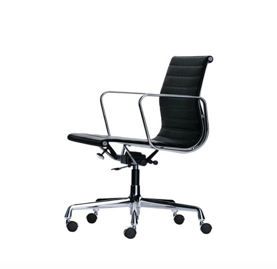 Image 1 of Vitra Aluminium Chair EA 117