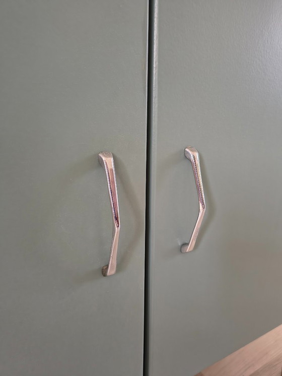 Image 1 of Cómoda verde con patas