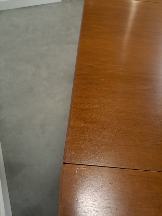 Image 1 of Round extendable dining table Thonet