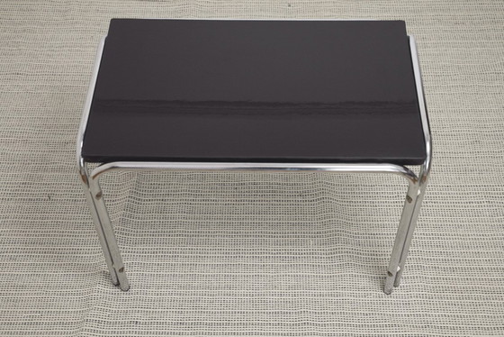 Image 1 of Tavolino laterale Bauhaus cromato con piano in acciaio tubolare e MDF nero, panca/mensola in stile Laccio di Marcel Breuer