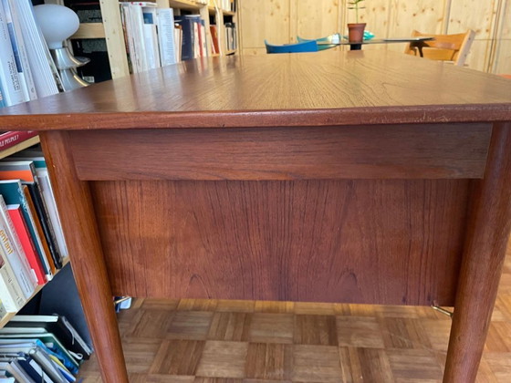 Image 1 of Scrivania di design danese in legno di teak, anni '60, due cassetti