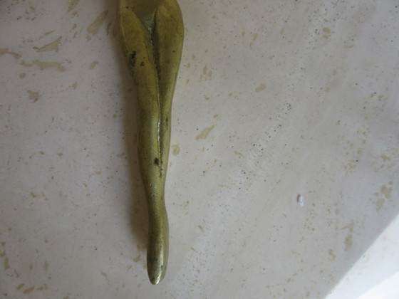 Image 1 of Vintage messing flesopener met pin-up afbeelding van een naakte vrouw (MCM).