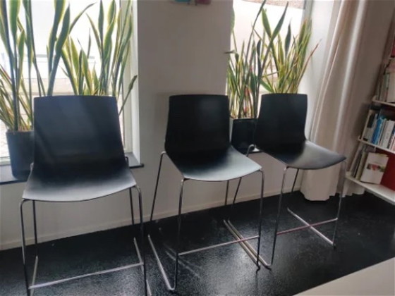 Image 1 of 2x white Arper Catifa stools and 3 x black higher Arper Catifa stools