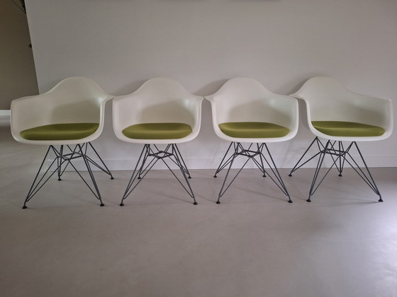 Image 1 of 4x Vitra Eames Dar Wit