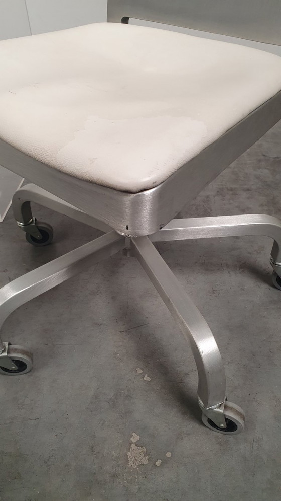 Sedia da ufficio Emeo Design Philippe Starck, ruote Hudson, alluminio – Emeco, Sedie da ufficio, Plastic (photo 3 of 19)