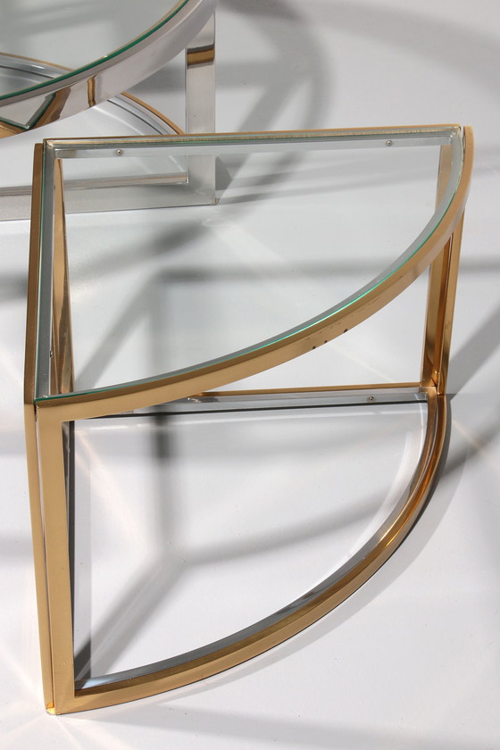 Image 1 of Table basse Maison Charles en laiton, chrome et verre Elégante des années 1970