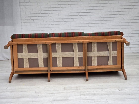 Image 1 of Dänisches 3-Sitzer-Sofa aus den 1970er Jahren, grüne Möbelwolle, Eichenholz.