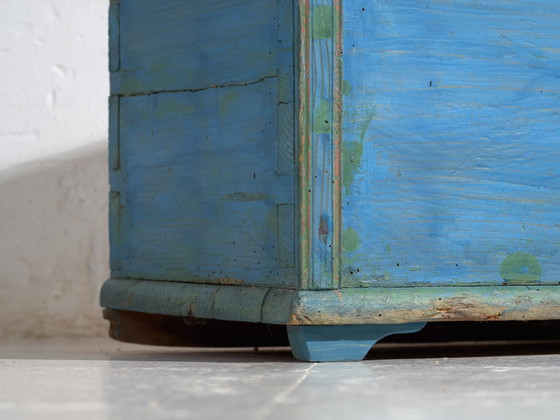 Antike bemalte blaue Truhe aus Kiefer – Mitteleuropa, um 1900 – Aufbewahrungsschrank, Iron, Scandinavian (photo 27 of 40)