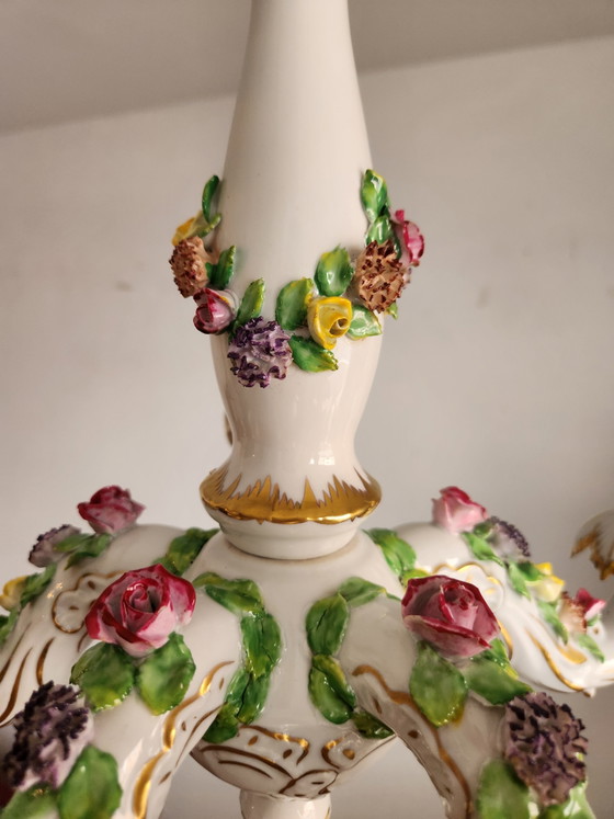 Lámpara de araña antigua de porcelana dorada, moldeada y pintada a mano por Capodimonte, estilo barroco. (photo 8 of 15)