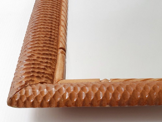 Image 1 of Specchio vintage anni '40-'50 in legno intagliato con motivo a nido d'ape a squame di serpente.