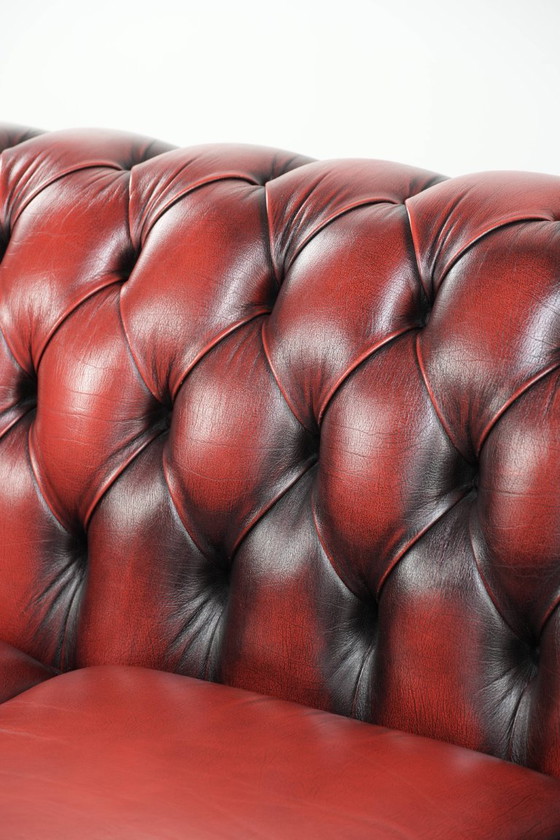 Image 1 of Englisches Chesterfield-Sofa, 2,5-/3-Sitzer, aus Rindsleder in luxuriösem Rot
