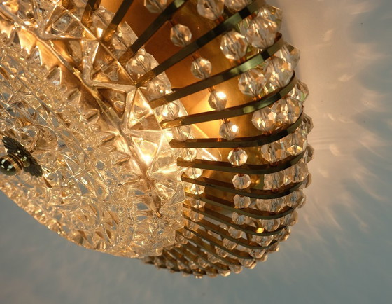 Image 1 of Lámpara de techo de mediados de siglo de la década de 1960, lámpara de techo de latón y vidrio, estilo Hollywood Regency.