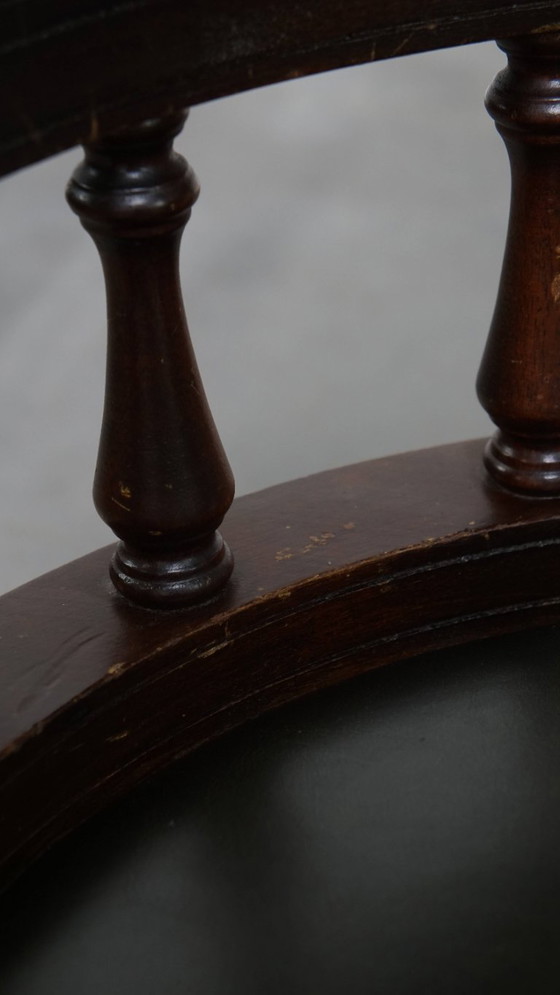 Image 1 of Rundleren en houten in hoogte verstelbare, swiffel en tilt chesterfield bureaustoel in een donkergroene kleur