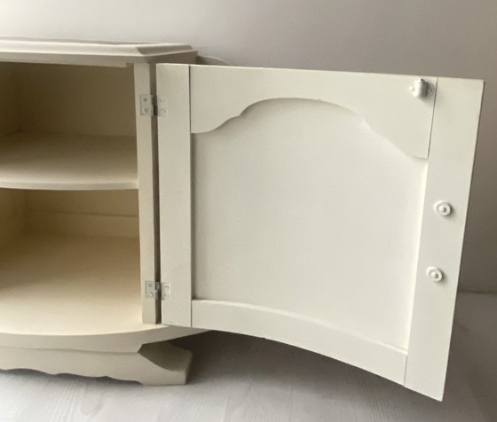 Image 1 of Mesita de noche Art Déco: profundo contraste entre la madera de nogal y la pintura color crema.