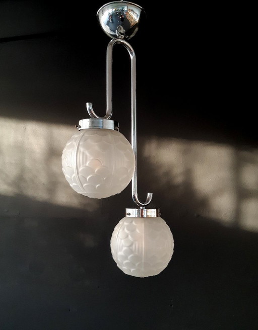 Lampada a sospensione classica art déco con attacco cromato e due sfere in vetro smerigliato