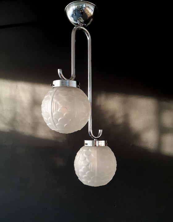 Image 1 of Lampada a sospensione classica art déco con attacco cromato e due sfere in vetro smerigliato