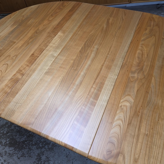 Image 1 of Haslev 'Timeless' tafel, vintage Deense verlengbare ronde / ovale  tafel