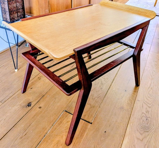 Table basse Mid-century avec plateau incurvé et porte-revues