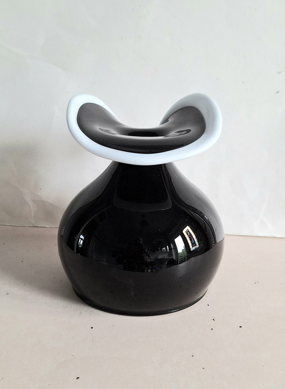 Image 1 of Jerzy Stuczan Orkusz design Glassware Poland. Vase noir avec col blanc. Type Napoléon Huta.